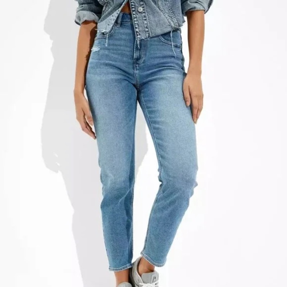 American Eagle (12 Short) Mom Jeans in Medium Bright Light Wash High Rise Waist